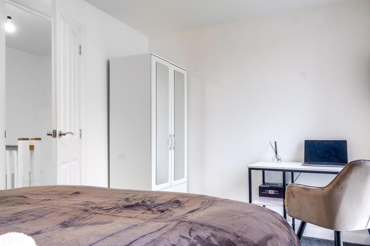 Luxury 2 Bed House City Centre ✘ Bbq & Garden ☆ Family Friendly→ Swingball & Outdoor Furniture - Free Parking → With 50 Inch Smart Tv, Free Netflix & Wifi ✘ Comfy Seating Area - By Maevela Birmingham Buitenkant foto