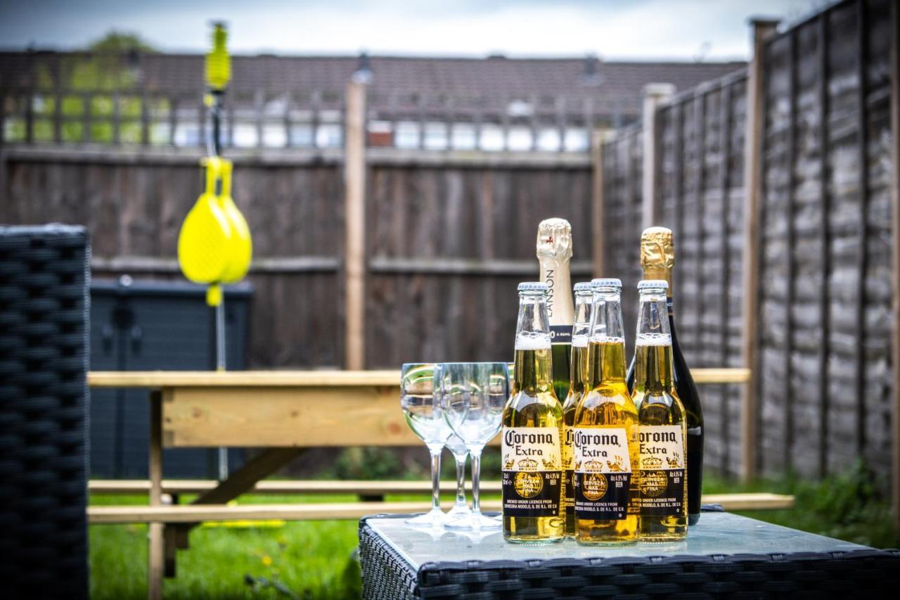 Luxury 2 Bed House City Centre ✘ Bbq & Garden ☆ Family Friendly→ Swingball & Outdoor Furniture - Free Parking → With 50 Inch Smart Tv, Free Netflix & Wifi ✘ Comfy Seating Area - By Maevela Birmingham Buitenkant foto