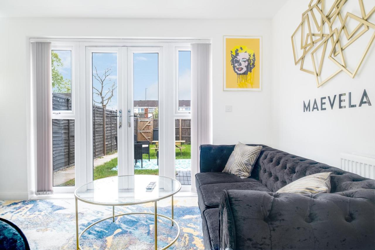 Luxury 2 Bed House City Centre ✘ Bbq & Garden ☆ Family Friendly→ Swingball & Outdoor Furniture - Free Parking → With 50 Inch Smart Tv, Free Netflix & Wifi ✘ Comfy Seating Area - By Maevela Birmingham Buitenkant foto