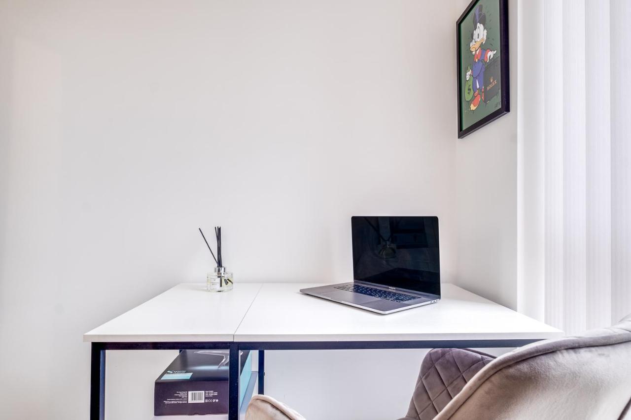 Luxury 2 Bed House City Centre ✘ Bbq & Garden ☆ Family Friendly→ Swingball & Outdoor Furniture - Free Parking → With 50 Inch Smart Tv, Free Netflix & Wifi ✘ Comfy Seating Area - By Maevela Birmingham Buitenkant foto