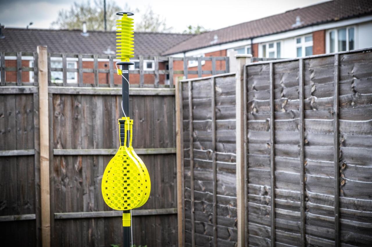 Luxury 2 Bed House City Centre ✘ Bbq & Garden ☆ Family Friendly→ Swingball & Outdoor Furniture - Free Parking → With 50 Inch Smart Tv, Free Netflix & Wifi ✘ Comfy Seating Area - By Maevela Birmingham Buitenkant foto
