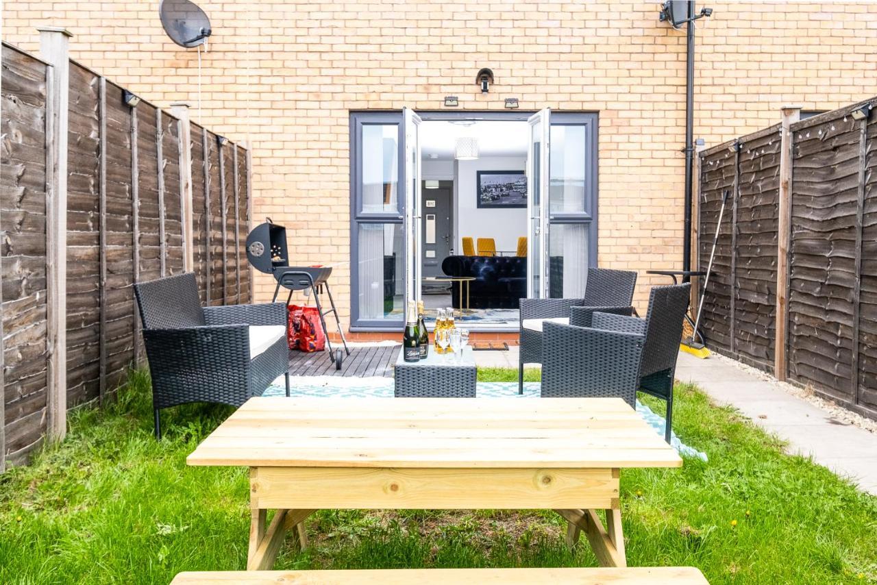 Luxury 2 Bed House City Centre ✘ Bbq & Garden ☆ Family Friendly→ Swingball & Outdoor Furniture - Free Parking → With 50 Inch Smart Tv, Free Netflix & Wifi ✘ Comfy Seating Area - By Maevela Birmingham Buitenkant foto